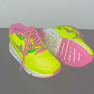 I’m selling little girls Nike Air Max Shoes.